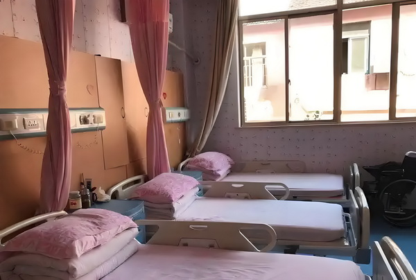 53岁朱茵住山里开破车？